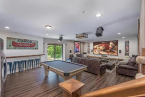 SPACIOUS 8 BR FAM HOME with Fun Room & Hot Tub